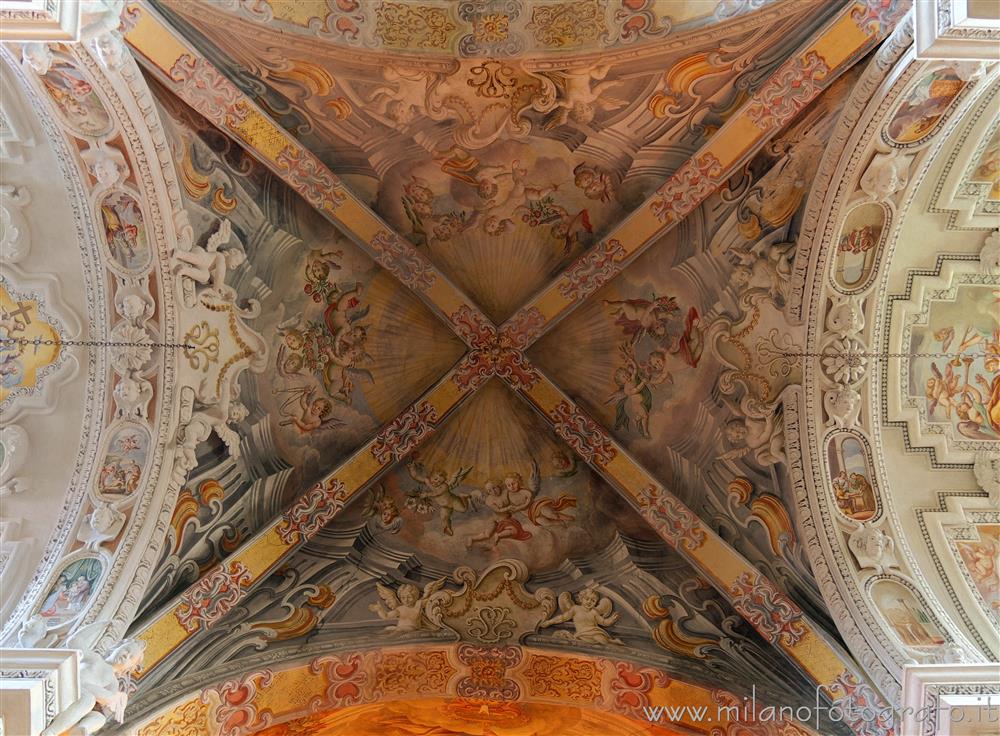 Bellinzago Novarese (Novara, Italy) - Frescoed vault of the central span of the Church of San Giulio of the Badia of Dulzago